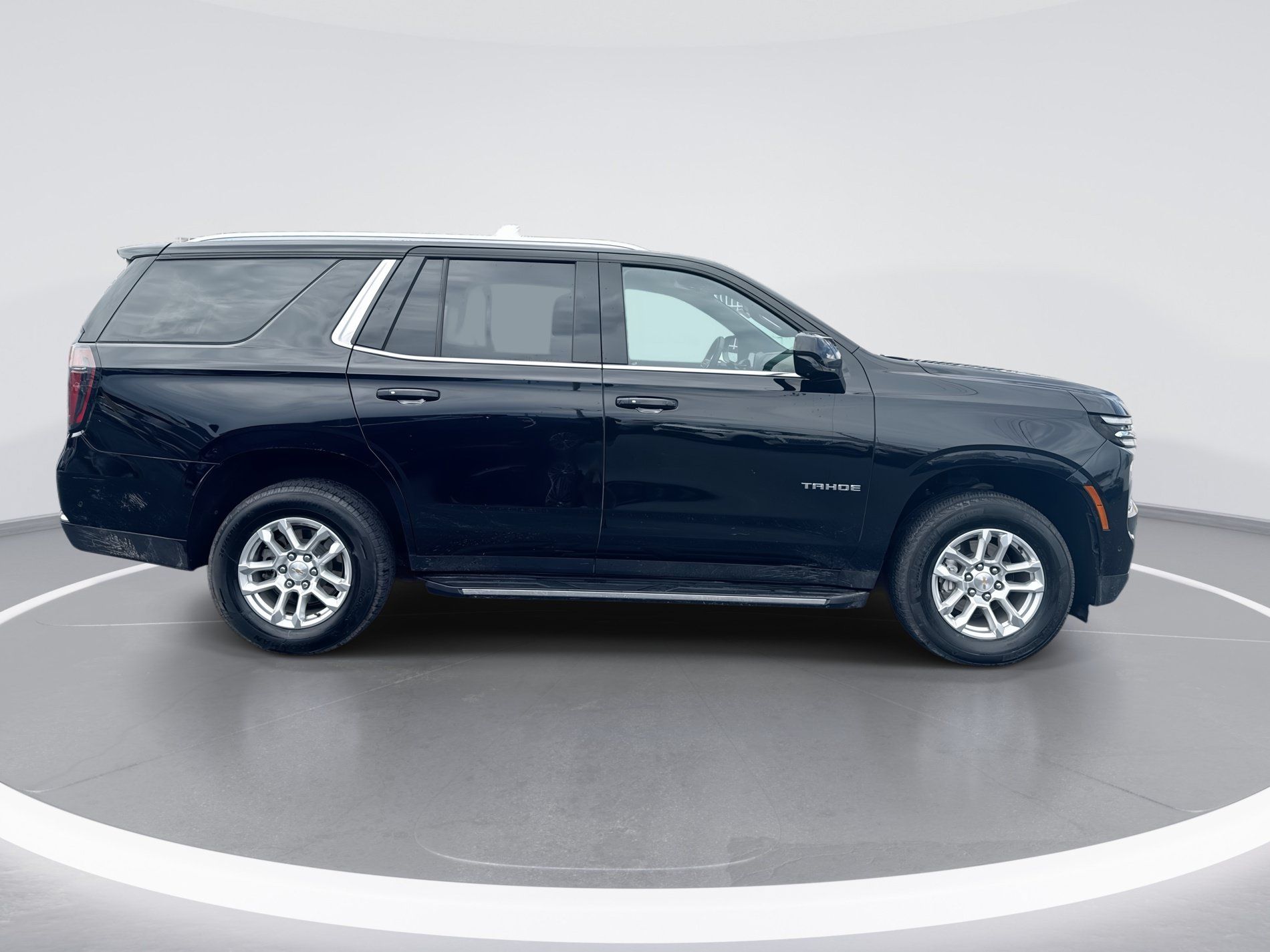 Used 2025 Chevrolet Tahoe LT RWD image 3