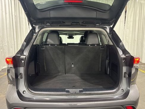 Used 2021 Toyota Highlander XLE image 11