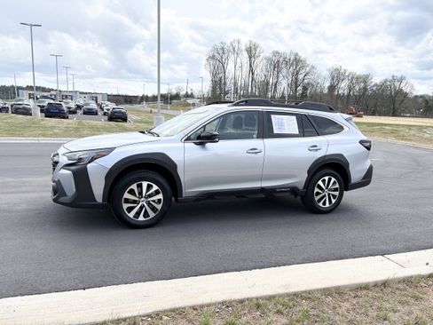 Used 2025 Subaru Outback Premium image 4