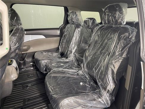 New 2026 Kia Carnival LXS image 4