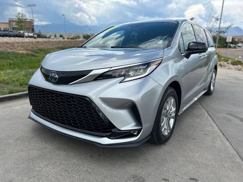 Used 2023 Toyota Sienna XSE w/ XSE Plus Package AWD/4WD image 3