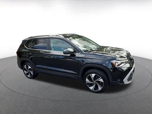 Used 2026 Volkswagen Taos SE AWD/4WD image 2