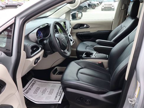 Used 2024 Chrysler Pacifica Limited FWD image 6