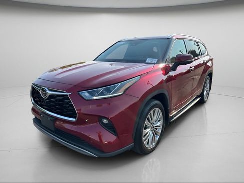 Certified 2025 Toyota Highlander Platinum AWD/4WD image 17