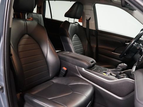 Used 2022 Toyota Highlander XLE image 27