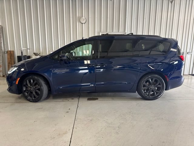Used 2019 Chrysler Pacifica Limited w/ Advanced Safetytec Group FWD image 2