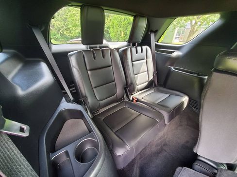 Used 2018 Ford Explorer XLT w/ Equipment Group 202A AWD/4WD image 19