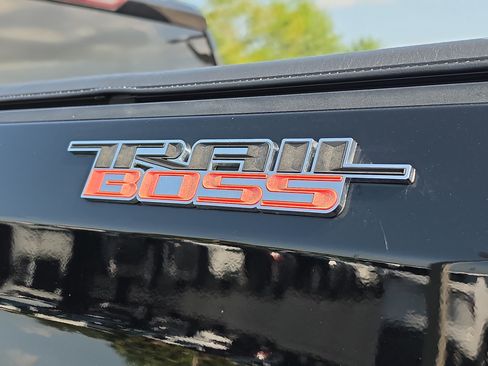 Used 2019 Chevrolet Silverado 1500 Custom Trail Boss w/ Custom Convenience Package AWD/4WD image 7