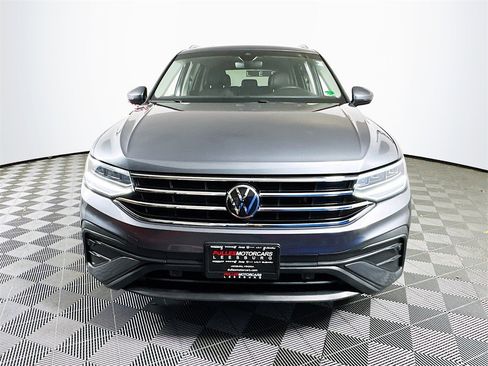 Used 2023 Volkswagen Tiguan SE image 2