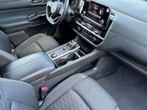 Used 2024 Nissan Pathfinder SV image 17