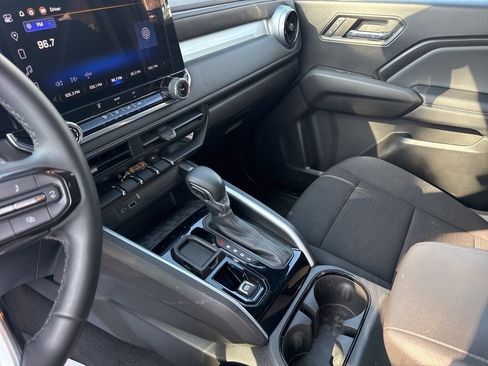 Used 2024 Chevrolet Colorado LT image 18