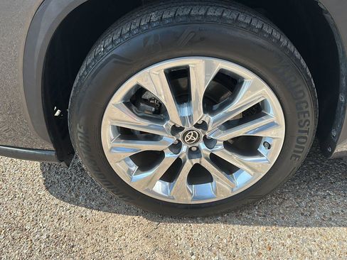 Used 2024 Toyota Highlander Limited image 12