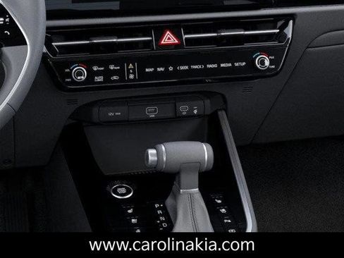 New 2025 Kia Niro SX image 24