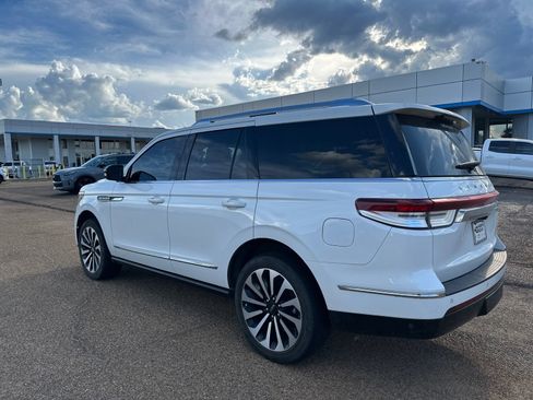 Used 2024 Lincoln Navigator Reserve AWD/4WD image 12