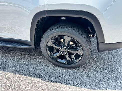 New 2025 Jeep Grand Cherokee Limited w/ Black Appearance Package image 8