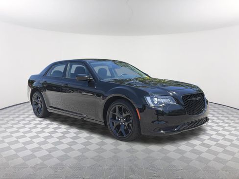 Used 2022 Chrysler 300 Touring w/ Sport Appearance Package RWD image 8
