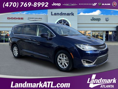 Used 2020 Chrysler Pacifica Touring image 1