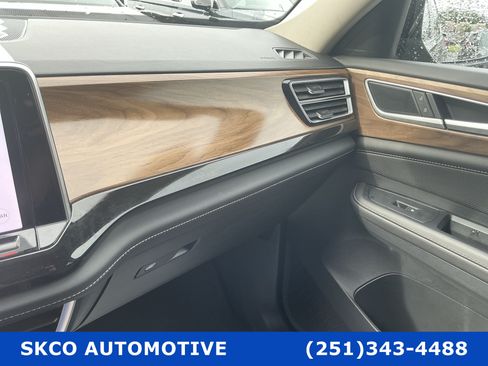 Used 2025 Volkswagen Atlas SE FWD image 24