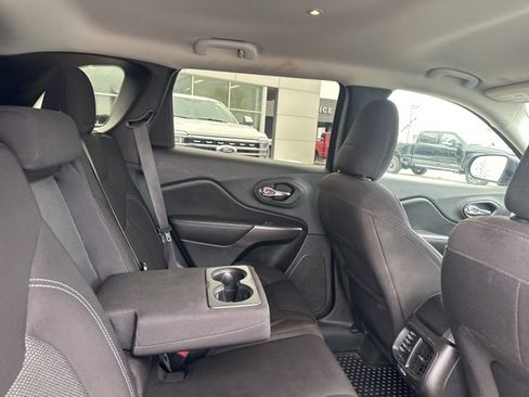 Used 2020 Jeep Cherokee Latitude w/ Cold Weather Group image 2