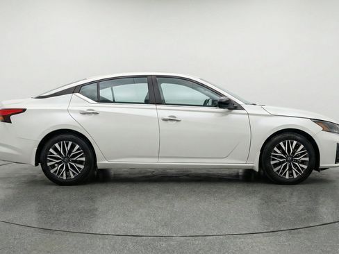 Used 2025 Nissan Altima 2.5 SV FWD image 11