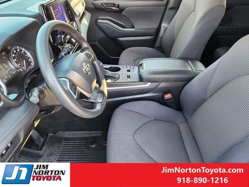 Used 2023 Toyota Highlander L image 14