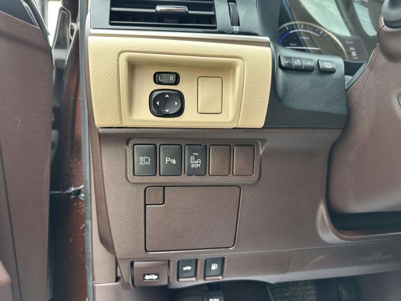 Used 2016 Lexus ES 300h w/ Luxury Package w/Wood Trim FWD image 26