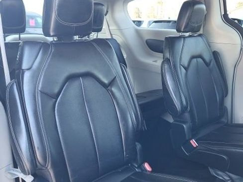 Used 2024 Chrysler Pacifica Touring-L FWD image 16