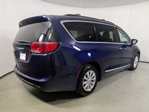 Used 2017 Chrysler Pacifica Touring-L FWD image 7