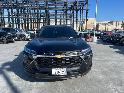 Used 2025 Chevrolet Trax LS FWD image 2