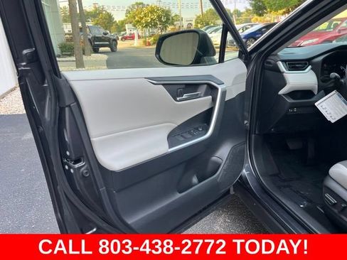 Used 2025 Toyota RAV4 XLE AWD/4WD image 5