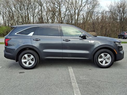 Used 2023 Kia Sorento LX image 7