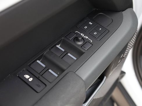 Used 2023 Land Rover Defender 110 X-Dynamic SE AWD/4WD image 12