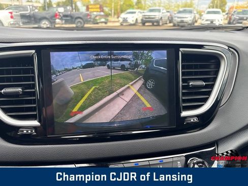 Used 2025 Chrysler Pacifica Select FWD image 25