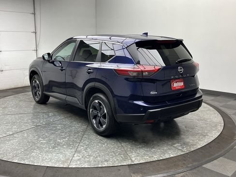 Used 2024 Nissan Rogue SV image 2