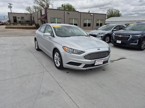 Used 2018 Ford Fusion SE FWD image 3