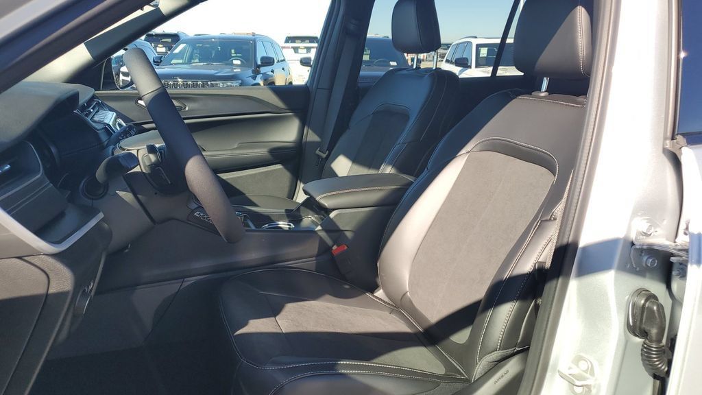 Used 2025 Jeep Grand Cherokee L Altitude AWD/4WD image 21