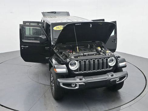 Used 2025 Jeep Wrangler Unlimited Sahara AWD/4WD image 40