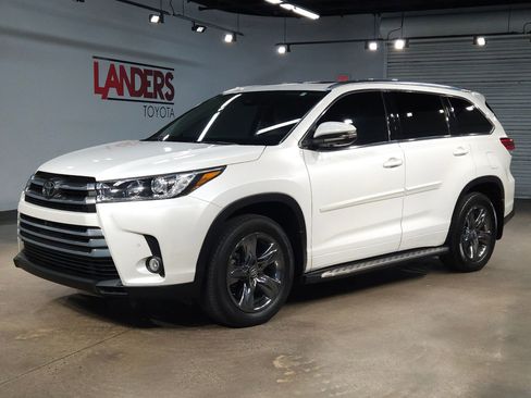 Used 2017 Toyota Highlander Limited Platinum image 3