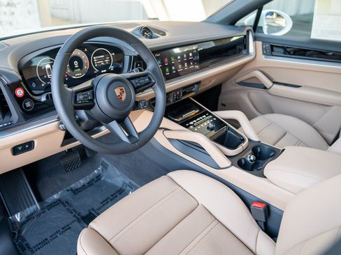 Certified 2025 Porsche Cayenne E-Hybrid Coupe AWD/4WD image 4
