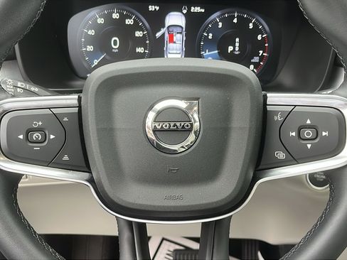 Used 2022 Volvo XC40 T5 Momentum image 13