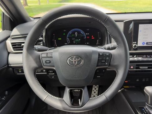 Used 2025 Toyota Camry SE w/ Convenience Package image 6