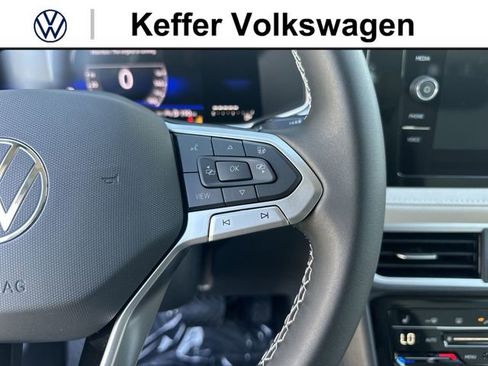 New 2026 Volkswagen Taos SE FWD image 18