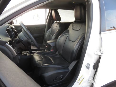 Used 2019 Jeep Cherokee Limited image 10