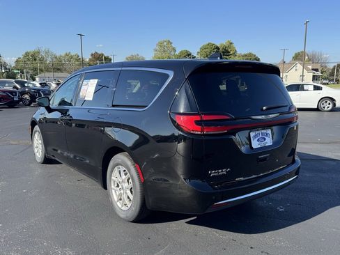 Used 2024 Chrysler Pacifica Touring-L image 20