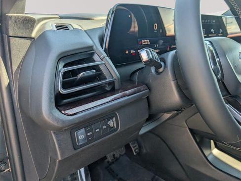 Used 2024 Chevrolet Traverse Z71 AWD/4WD image 24