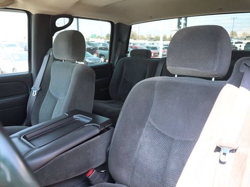 Used 2005 Chevrolet Silverado 2500 LS w/ Heavy-Duty Power Package AWD/4WD image 16