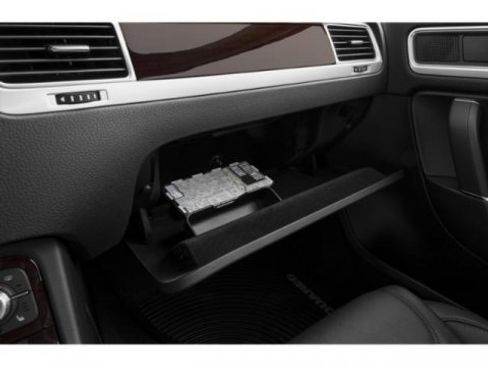 Used 2015 Volkswagen Touareg Lux image 16