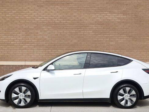 Used 2023 Tesla Model Y AWD image 3