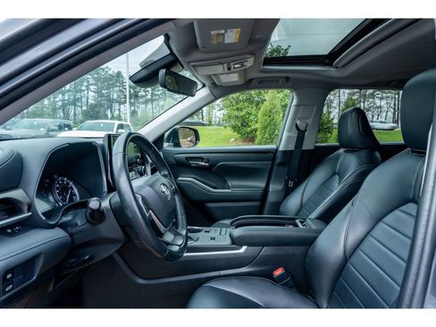 Used 2022 Toyota Highlander XLE image 11