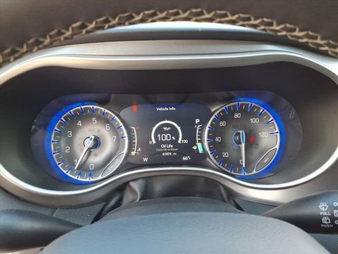 Used 2023 Chrysler Pacifica Touring-L FWD image 18